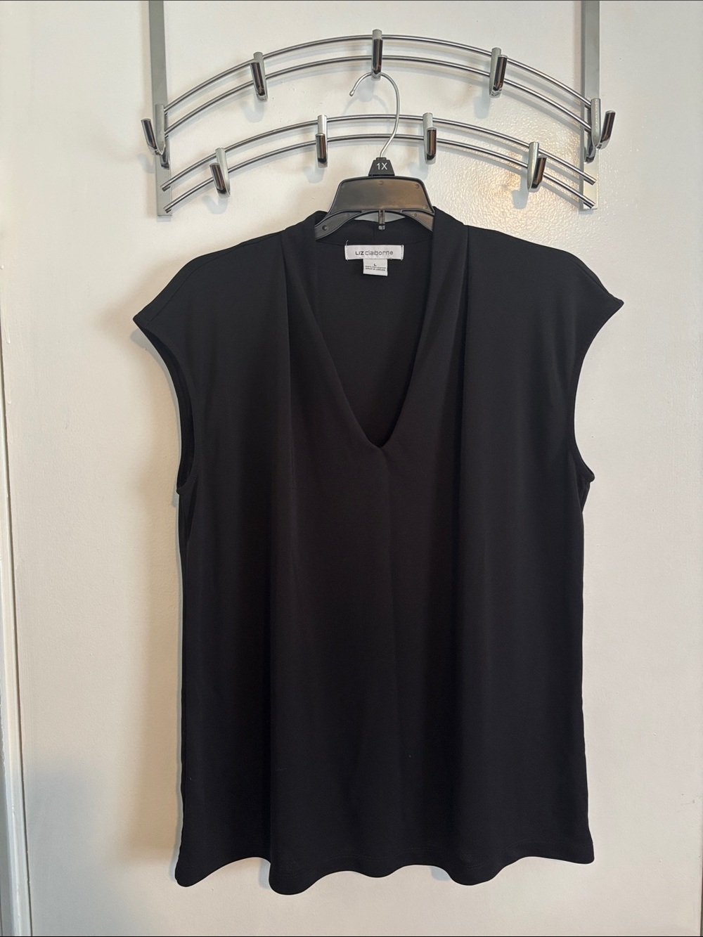 Liz Claiborne Black V-Neck Cap Sleeve Top